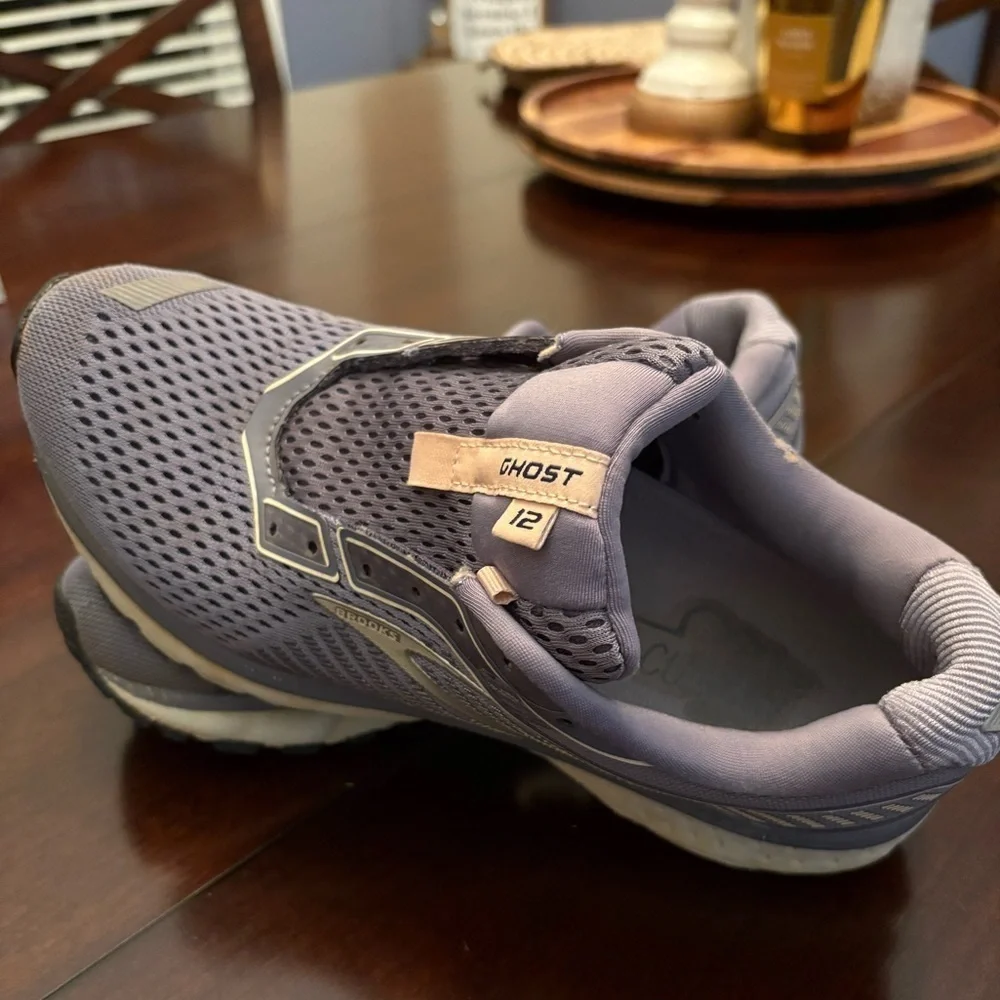 BROOKS GHOST 12 Running shoes periwinkle color size 8 1/2